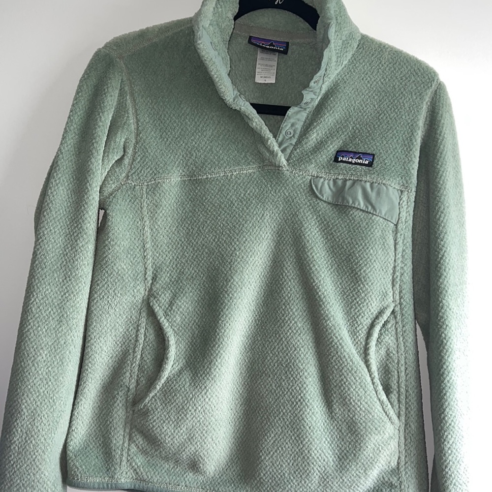 Patagonia pullover size small worn once, and washed once. Perfect condition!
